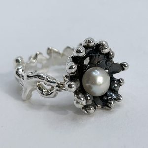 SMALL VENUS PEARL RING