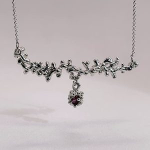 FLUID SILVER NECKLACE WITH RAW SAPPHIRE