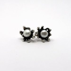 Venus stud earrings