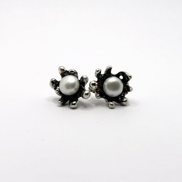 Venus stud earrings