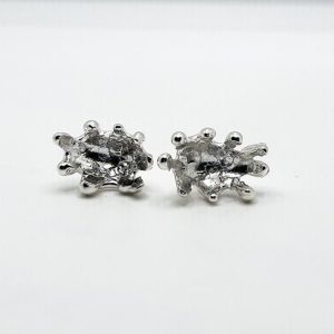 Simple venus earrings